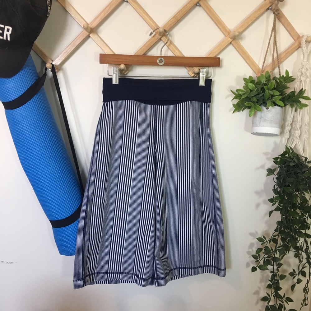 Lululemon | blissed out culottes blue stripe P382